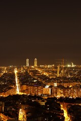 Vista nocturna de Barcelona vertical