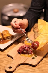 Steak tartar y canelones al fondo