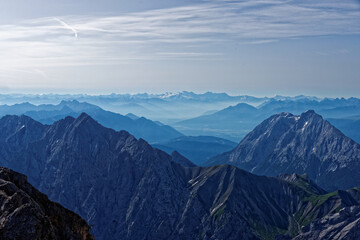 Blick von der Zugspitze über die Berge und Täler der Alpen