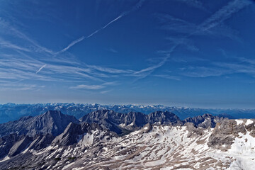 Berge und Täler gesehen von der Zugspitze in Bayern im Sommer
