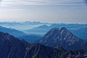 Berge und Täler gesehen von der Zugspitze in Bayern im Sommer