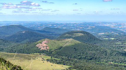 Ancien volcan du Puy de Dôme et la chaîne des Puys en Auvergne