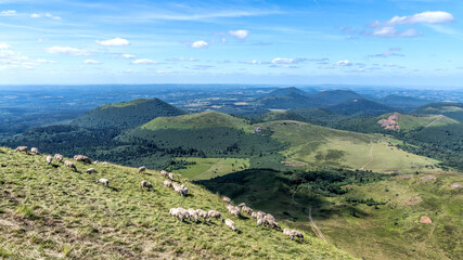 Fototapeta premium Ancien volcan du Puy de Dôme et la chaîne des Puys en Auvergne