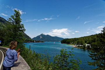 Junge Frau schaut auf den Walchensee in Bayern 