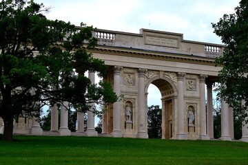Obraz premium view of the observation colonnade at Reistne from the beginning of the 19th century, Valtice, South Moravia, Czech Republic