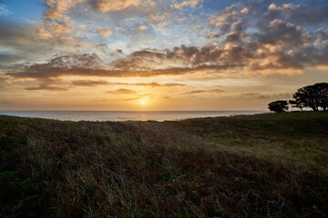 Sonnenaufgang an der küste von Kerhostin auf Quiberon in der Bretagne in Frankreich