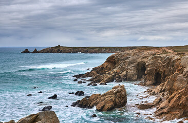 Brandung an der Wilden Fels-Küste auf Quiberon in der Bretagne in Frankreich