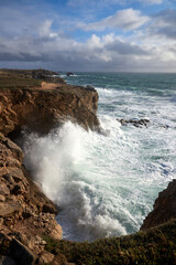 Brandung an der Wilden Fels-Küste auf Quiberon in der Bretagne in Frankreich