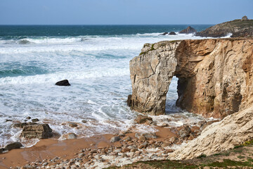 Bogen von Port Blanc, der Felsenbogen auf Quiberon in der Bretagne in Frankreich
