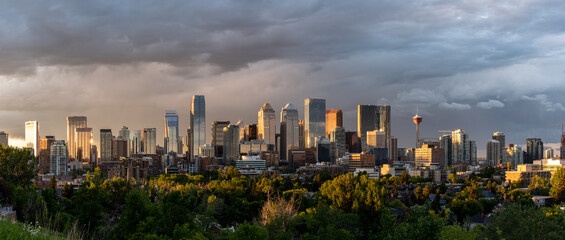 Panoramic view of Calgary during a spectacular sunset storm.  - obrazy, fototapety, plakaty