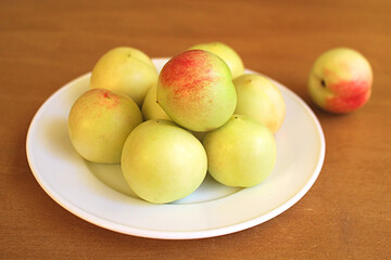 peaches in a bowl