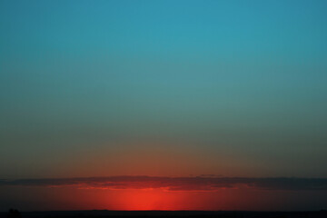 Fototapeta na wymiar Pôr do sol no horizonte.