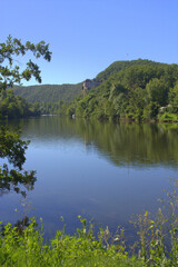 paysage rocheux du lot , rivière la dordogne