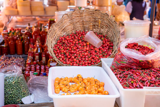 Compras de frutas e legumes frescos na Feira