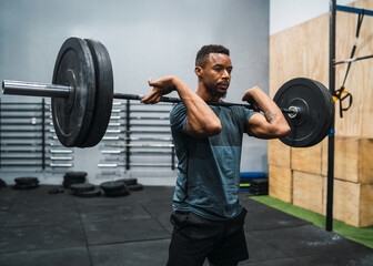 Crossfit athlete doing exercise with a barbell.