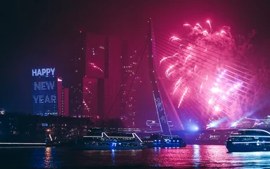 Foto op Plexiglas vuurwerk boven de stad Rotterdam © Aron