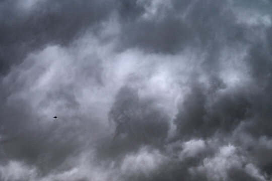 Cielo plumbeo con nuvoloni prima del temporale