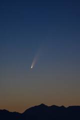 Cometa C2020 F3 NEOWISE nel cielo prima dell’alba in montagna © vpardi
