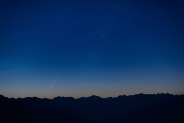 Paesaggio montano alle prime luci dell’alba con nel cielo la cometa C2020 F3 NEOWISE - obrazy, fototapety, plakaty