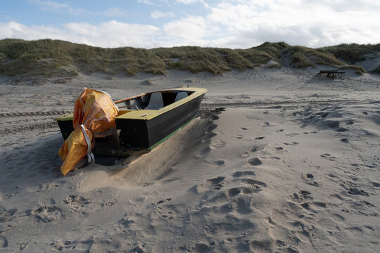 Holzboot im Winter am Strand, Dünen, Sandstrand, Sand, Nordsee, Nordseeküste auf Amrum, Sylt, Föhr