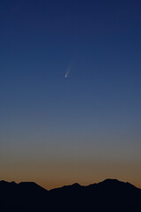 Cometa C2020 F3 NEOWISE nel cielo prima dell’alba in montagna © vpardi