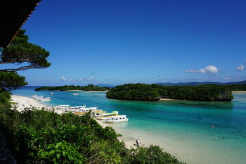 川平公園展望台からの川平湾の海とグラスボート