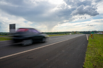 Fototapeta premium Carro em movimento na estrada rodovia Brasil a céu aberto. 