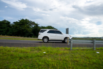 Carro em movimento na estrada rodovia Brasil a céu aberto. 