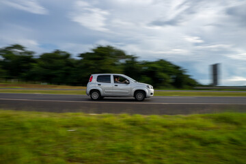 Obraz na płótnie Canvas Carro em movimento na estrada rodovia Brasil a céu aberto. 