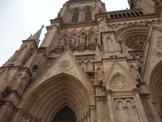 Fototapeta na wymiar Maravillosa arquitectura de una basílica de la ciudad de Luján, en Buenos Aires.