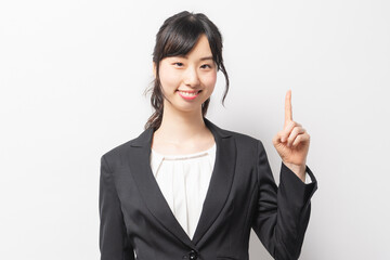 人差し指でポイントを指し示す若い女性