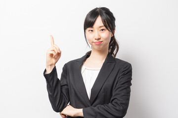 人差し指でポイントを指し示す若い女性