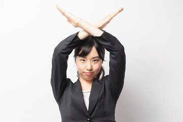 NGのポーズをする若い女性