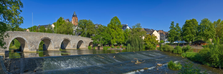 Fototapeta na wymiar Die Lahn fließt durch die Altstadt von Wetzlar