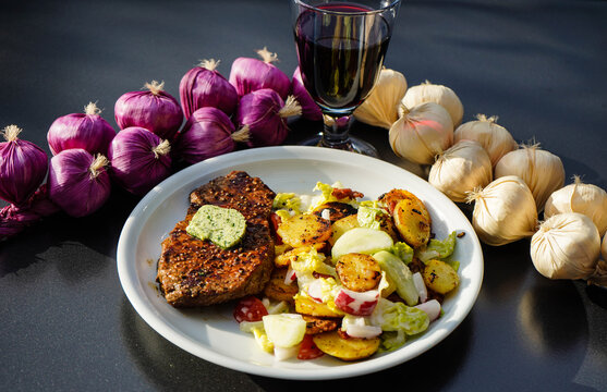 Steak mit Bratkartoffelsalat