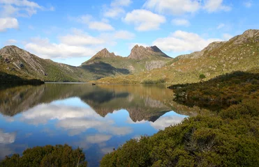 Papier Peint photo Mont Cradle Magnifique parc national de Cradle Mountain en Tasmanie en Australie avec lac, forêts et ciel bleu