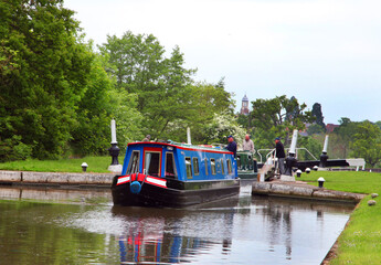 Obraz premium Beautiful canal in United Kingdom, featuring trees, water and boats