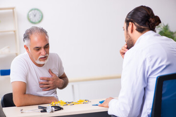 Obraz premium Patient suffering from diabetes visiting doctor