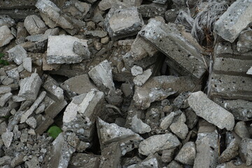 Pile of broken rubble with gray concrete blocks background 1
灰色のコンクリートブロックが崩れた瓦礫の山 背景