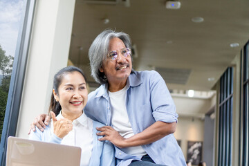 Obraz premium Asian of loving senior couple using laptop computer in cafe,Family concept