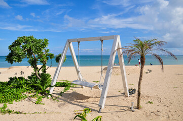 ビーチにあるブランコ　A wooden swing on a beautiful beach