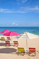 ビーチに並ぶパラソル　Umbrellas lined up on a beautiful beach