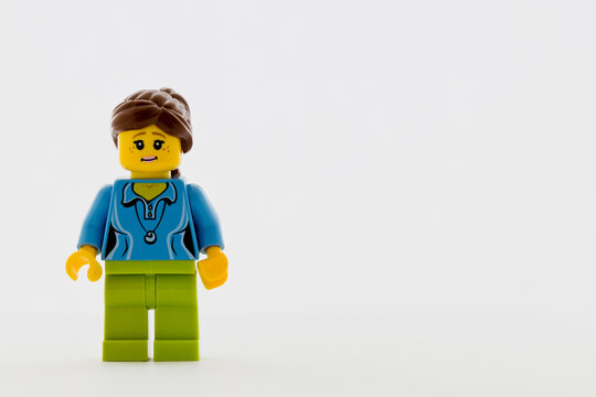 Lippstadt - Deutschland 12. Juli 2020 Lego Figur Frau mit &auml;ngstlichem Blick