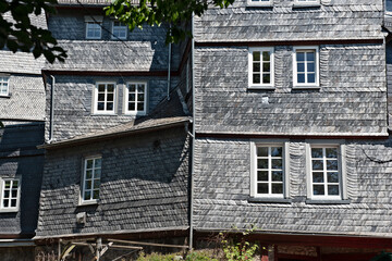Eine mit Schieferziegeln eingedeckte Fassade eines Wohnhauses in der Altstadt von Wetzlar