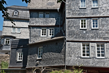Eine mit Schieferziegeln eingedeckte Fassade eines Wohnhauses in der Altstadt von Wetzlar