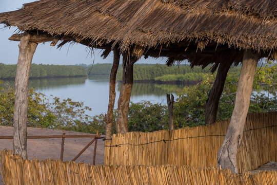 Cabaña de nativos en la isla de Sipo, en el delta del los ríos Sine y Saloum de Senegal
