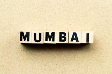 Obraz premium Blok literowy w słowie Mumbai na tle drewna