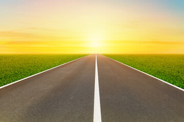 Fototapeta premium Pusta droga asfaltowa do autostrady nieskończoności ze złotym niebem w tle.
