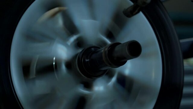 The wheel is spinning on the balancing stand. Asvtoservice