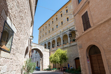 Fototapeta na wymiar architecture of streets and buildings in the historic center of assisi